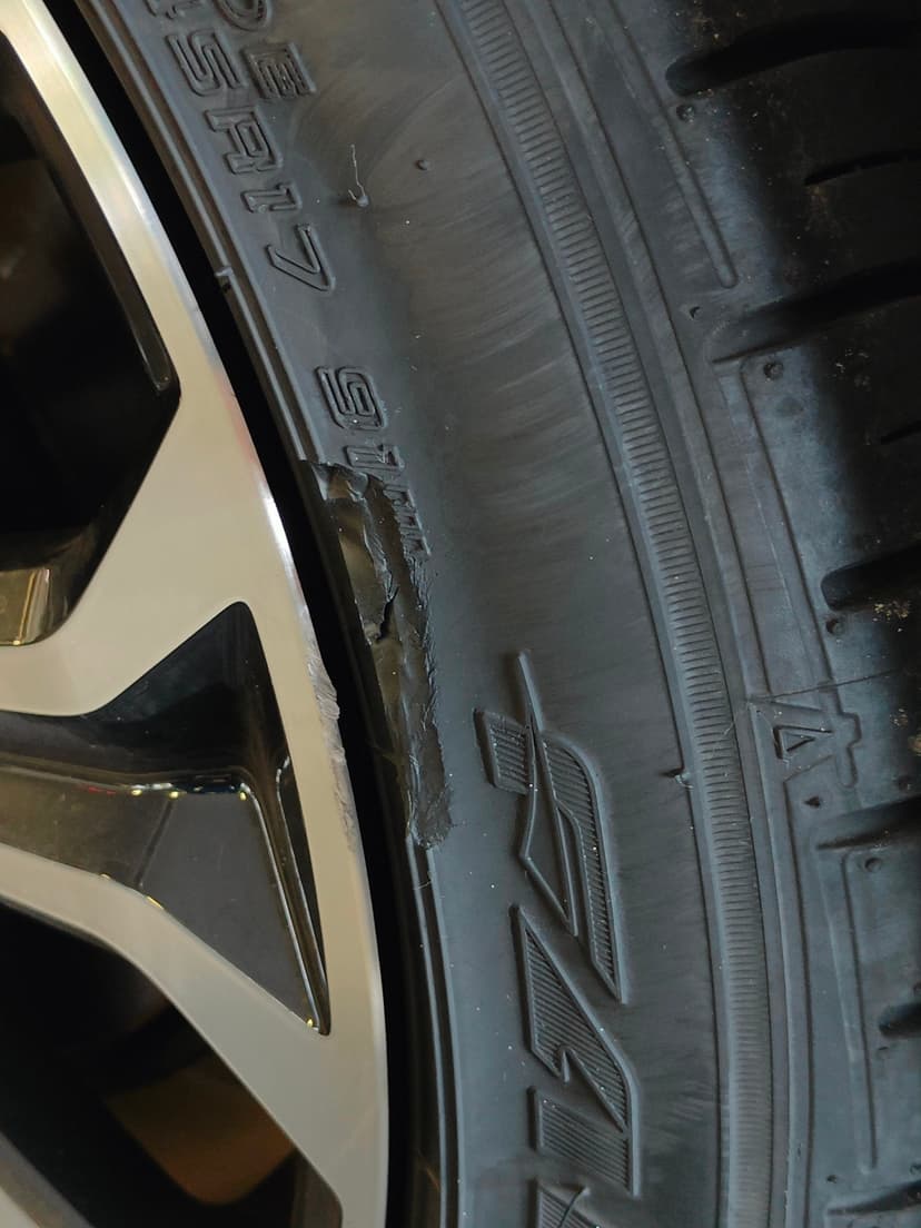 pneu-abime-trottoir