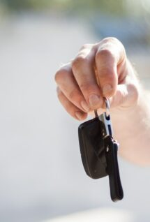 Personne âgée donne sa voiture