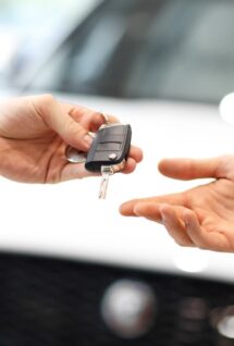 Une personne achète sa voiture auprès d’un mandataire auto