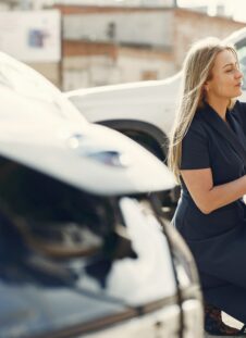 peut-on recharger une batterie de voiture en laissant tourner le moteur ?