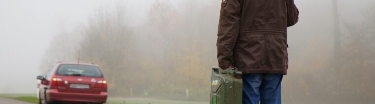 voiture-en-panne-sur-le-bord-de-la-route