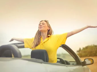achat voiture femme heureuse