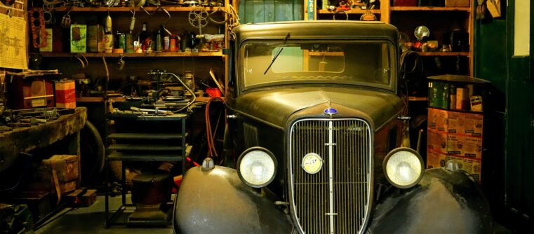 Voiture dans un garage